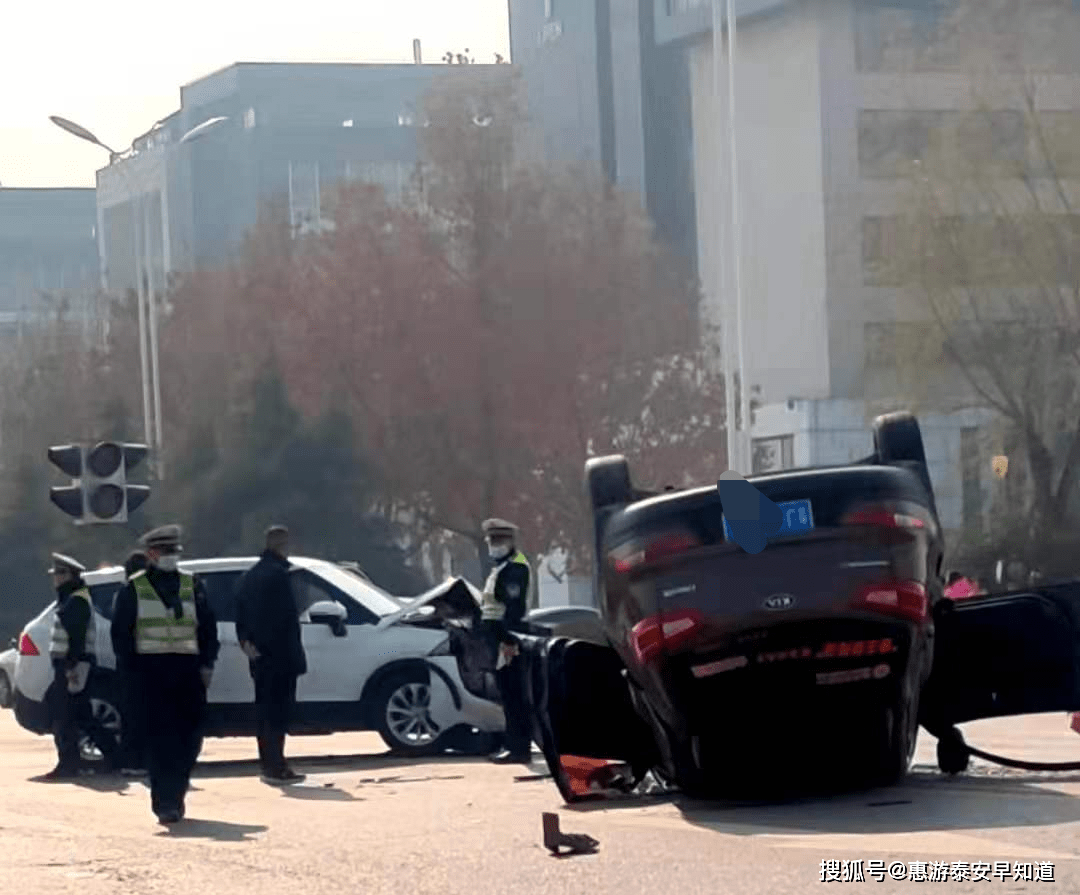 泰安一交叉路口發生車禍!其中一小車當場翻了.