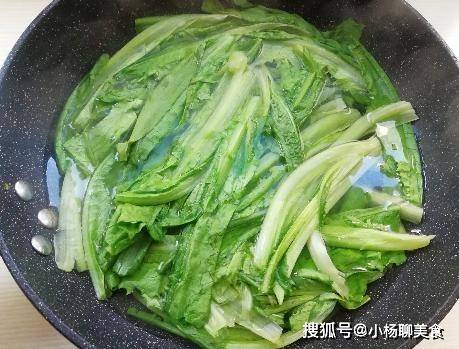 首先準備出適量的油麥菜,將其摘去根蒂後,仔細清洗乾淨,處理好油菜後