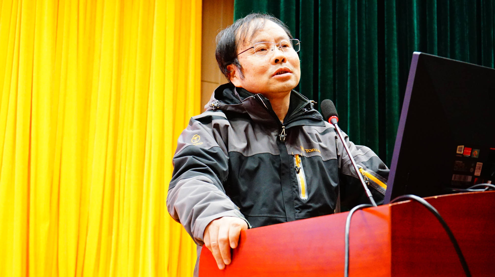 过程中穿插了三个文艺表演节目,分别是周通生的古琴演奏《梅花三弄》