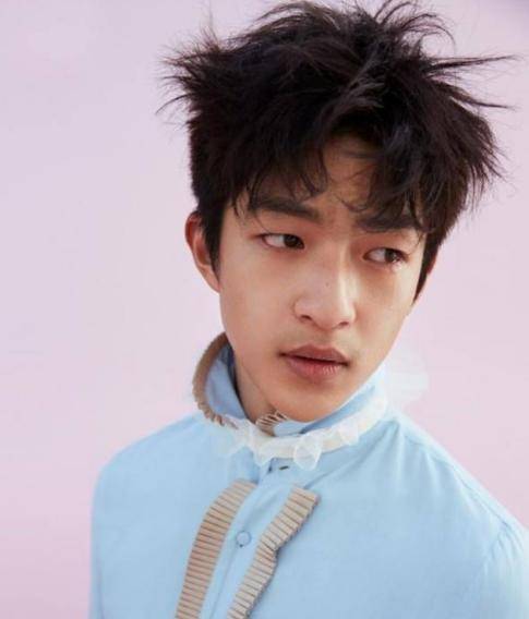 他被吴京一手捧红,爆红后却翻脸不认人,26岁沦落到无戏可拍_屈楚萧