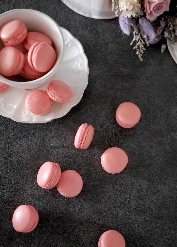 精致甜点"玫瑰花瓣马卡龙",香甜柔软,美味可口,解馋必备