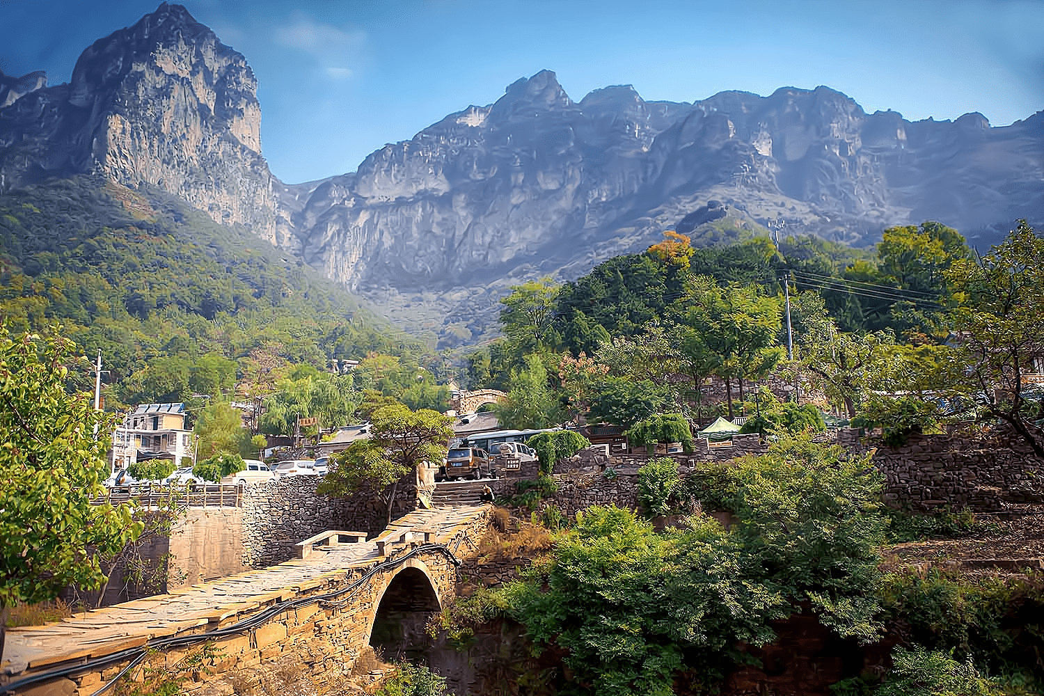 河南有个悬崖上的村子，村民徒手凿“挂壁公路”，还成了网红景点