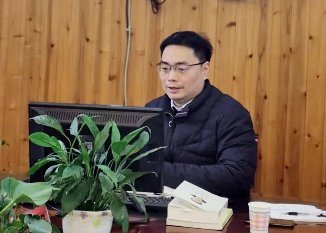 四川高坪副区长吴翰林莅临七小调研指导