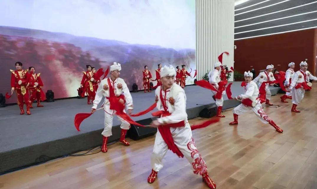 “华夏圣地 神奇神木”摄影展暨中国摄影家采风活动在神木大剧院启动