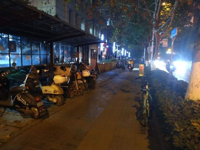 光谷从不缺加班的人晚上的软件园藏着打工人最真实的一面
