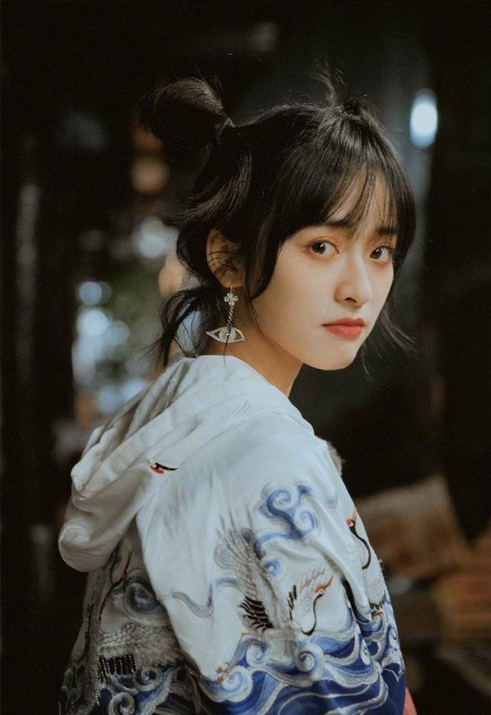 沈月民族风刺绣外套搭配丸子头精致大气灵动可爱又甜又美