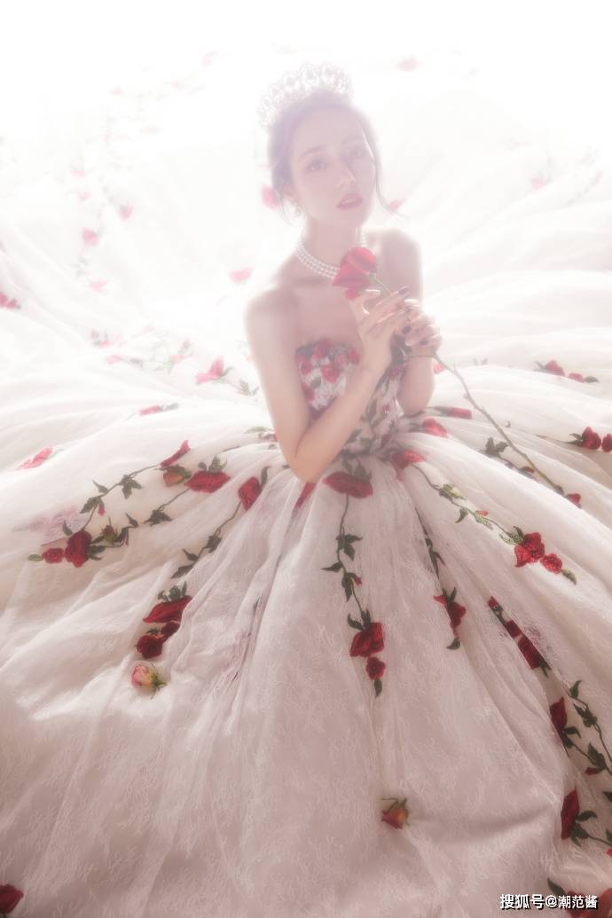 原创高贵公主冷艳女王性感女神迪丽热巴的穿搭你更喜欢哪一套