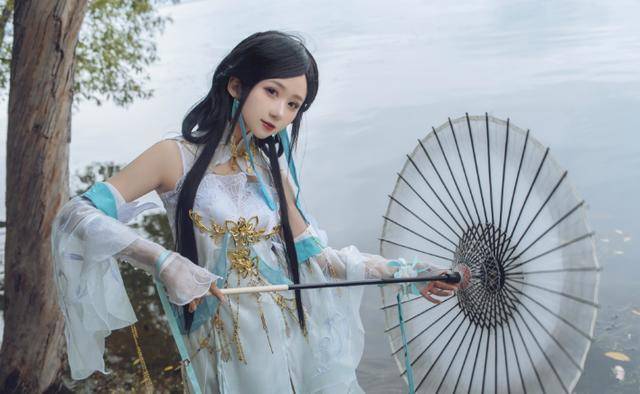 cos拍摄有多难00后妹子2度穿单薄古风装下水网友心疼