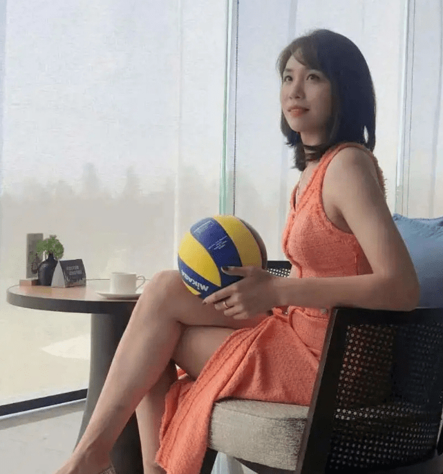 30岁女排功勋陈展,如今成教练,身材颜值堪称完美!_美女排球
