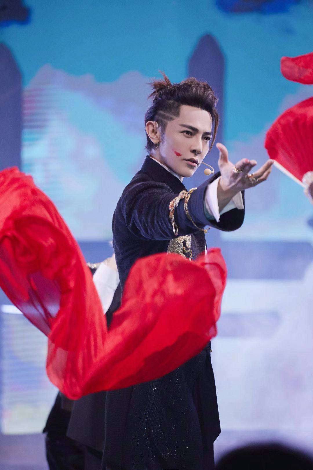 汪东城《烈火战马》舞台造型清爽 新剧甜蜜收官_表演