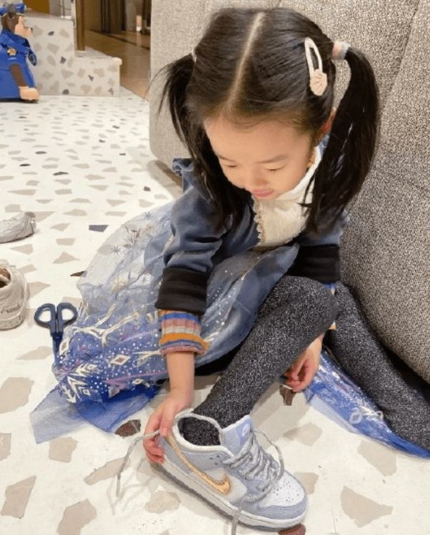 陈赫首晒大女儿露脸照,长相秀气颜值在线!称安姐穿新鞋子很嘚瑟_安安