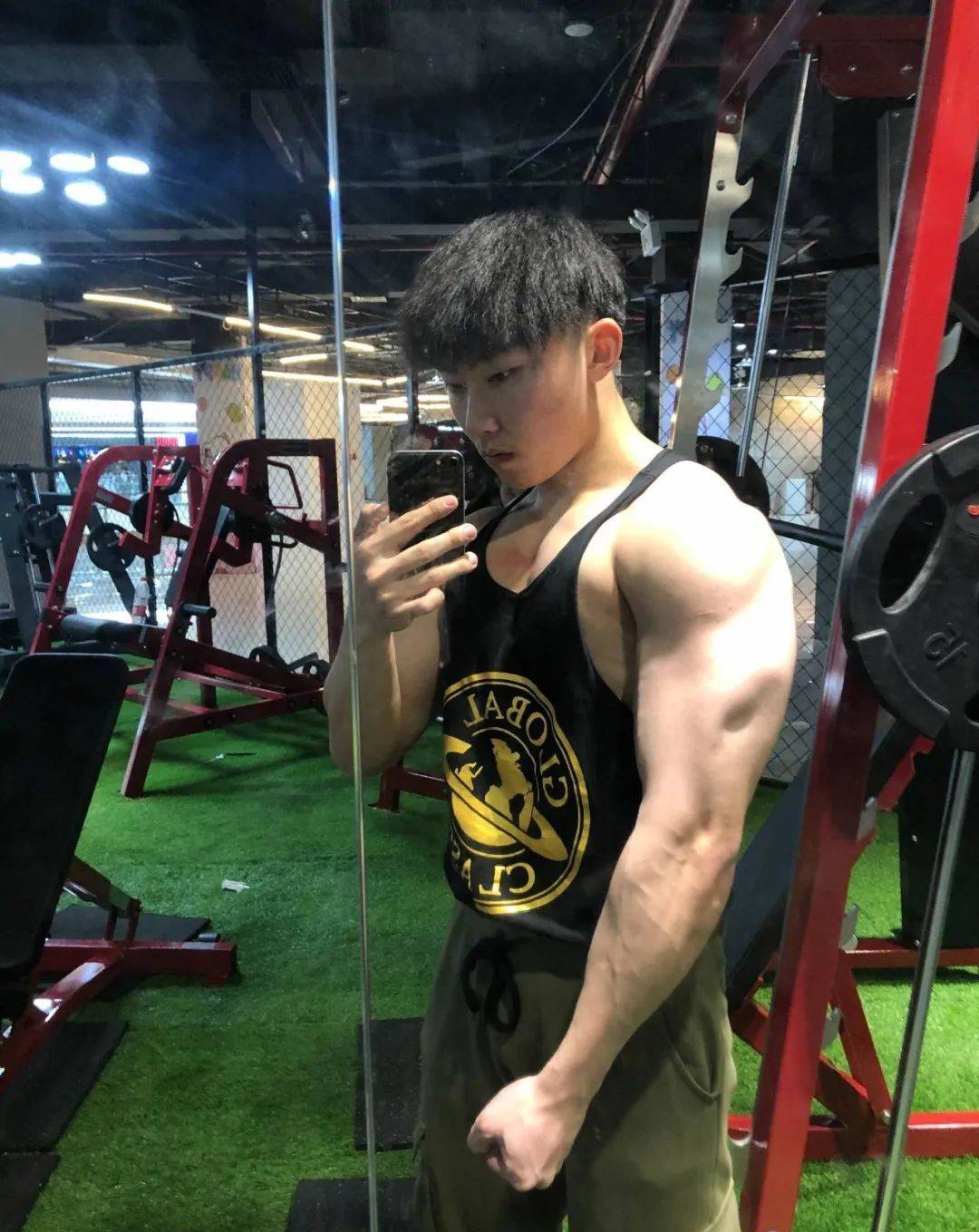 原创饱满胸肌人鱼线这位肌肉小狼狗太有料大方分享胸肌训练秘诀