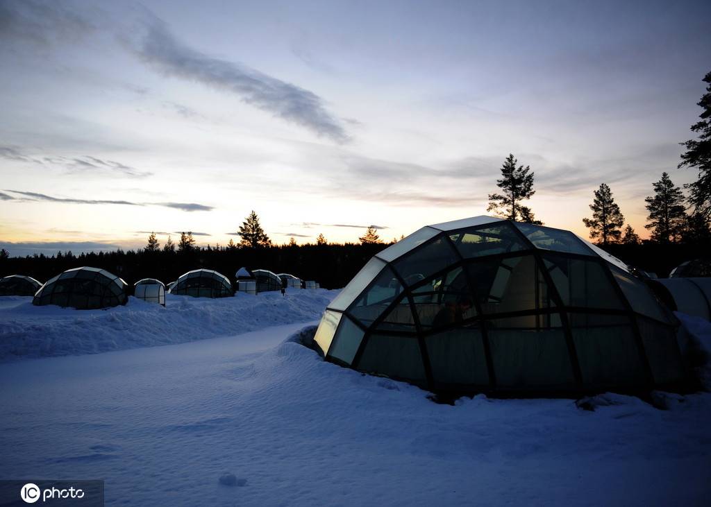 去芬兰小镇萨利色尔卡住"玻璃房"拥抱白雪
