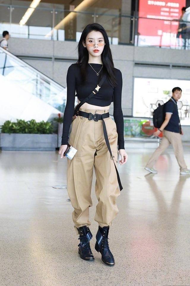 路人街拍,美女穿工装裤帅气又个性,自带时尚感