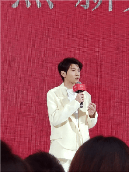 力破健康宝大头照王源线下直播皮肤白嫩都能掐出水