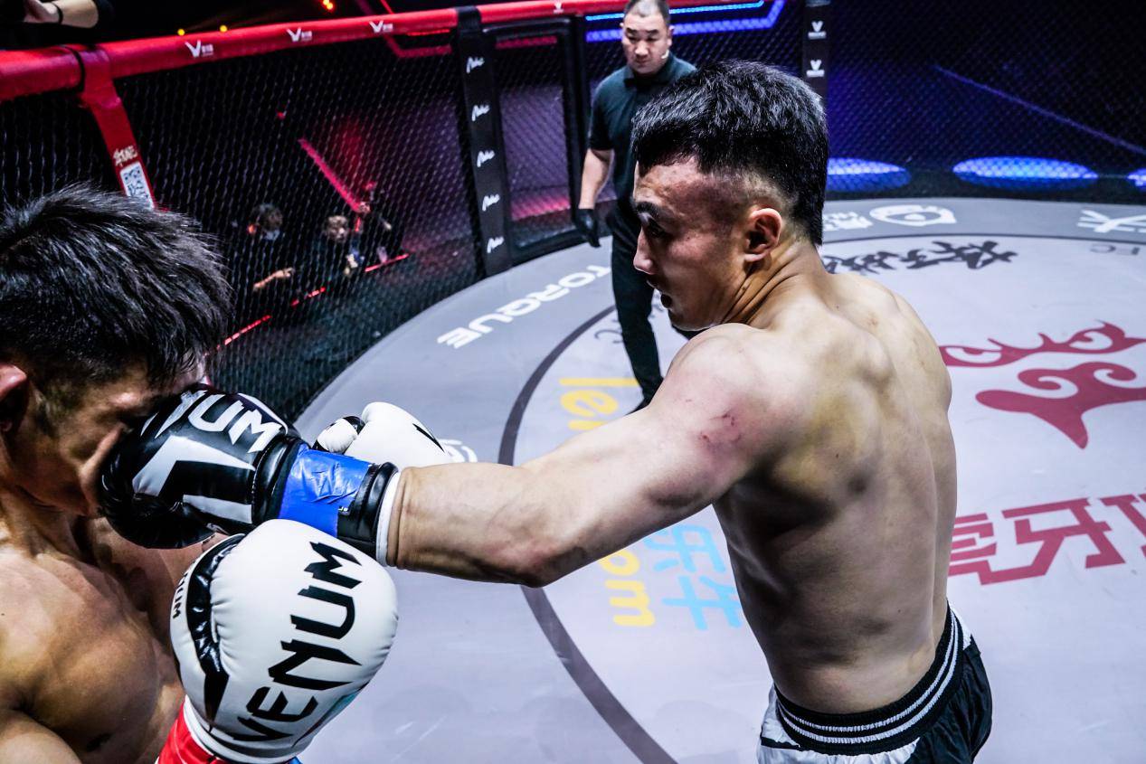 "狂蟒"碾压付高峰却大比分输了,网友:原来是武林风裁判_薄福凡