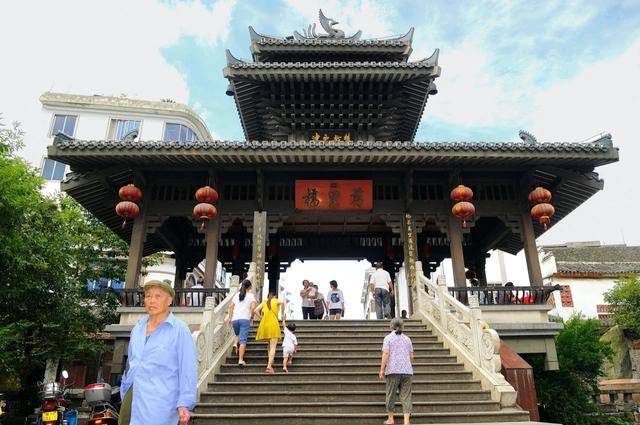 万里桥,昔日南北往来必经之道,因距长安万里而名.