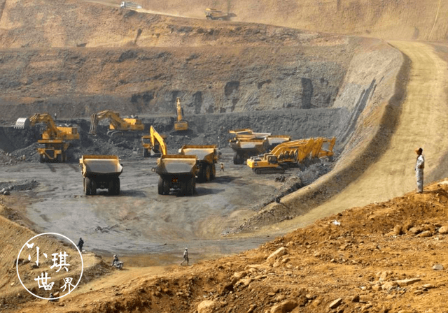 河里淘金者:缅甸夫妻靠淘金养活6个孩子,一天能收获20元