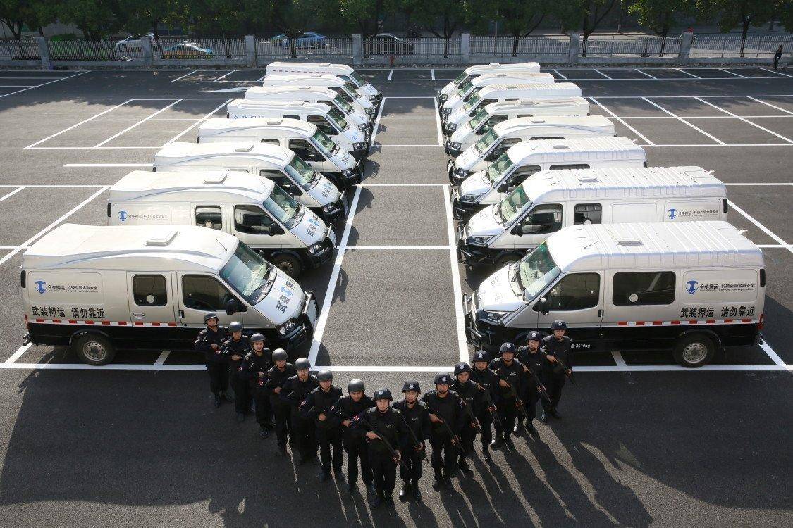 押运员挎枪超市买蛋卷引争议,网友吵翻天:或造成不良影响