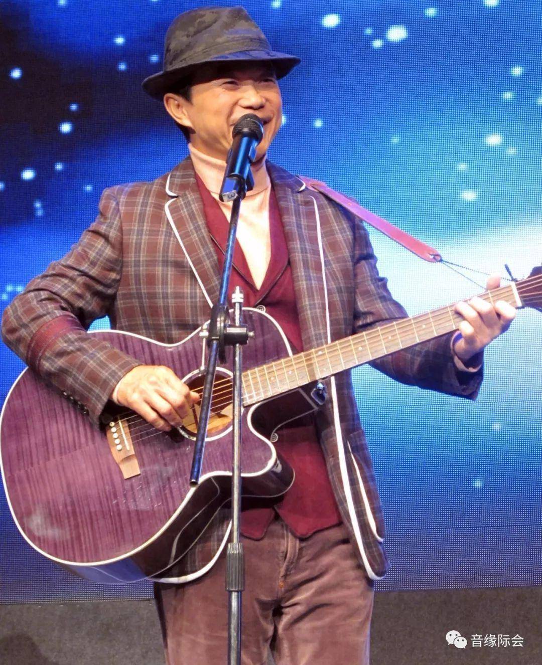 但他却笑言:"上我课的学生不担保一定可以做歌手,因为我不是戴思聪