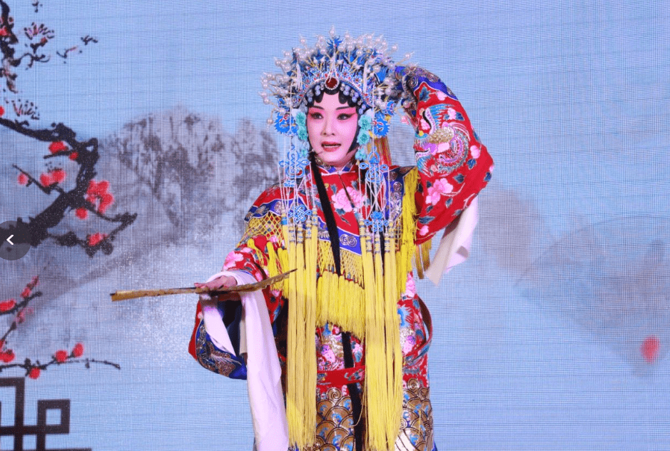 为姜玲,孙佳男母子二人量身打造的全新歌曲,歌曲完美结合了国粹京剧