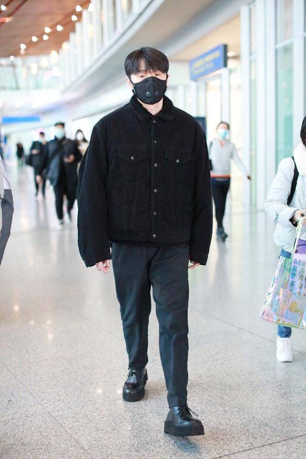李荣浩秋冬造型,一双皮鞋一条西裤,轻松穿出文艺范