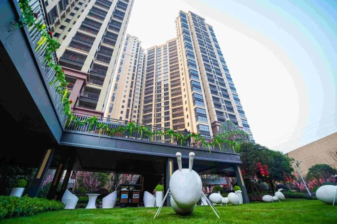 颜值与品质"双兑现",南湖旁的墅级复式红盘盛大交付!_金钟