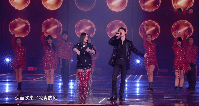 东方卫视跨年点起一片红海,肖战压轴出场,那战队合体