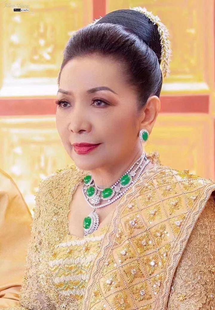 缅甸"翡翠家族"爆红网络!人人身戴满绿翡翠,连宝宝都佩戴百万翡翠