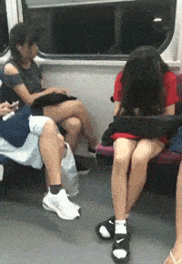 原创搞笑gif段子:妹子这个套的真严实,滴水不漏,感觉怪怪的像啥来着.