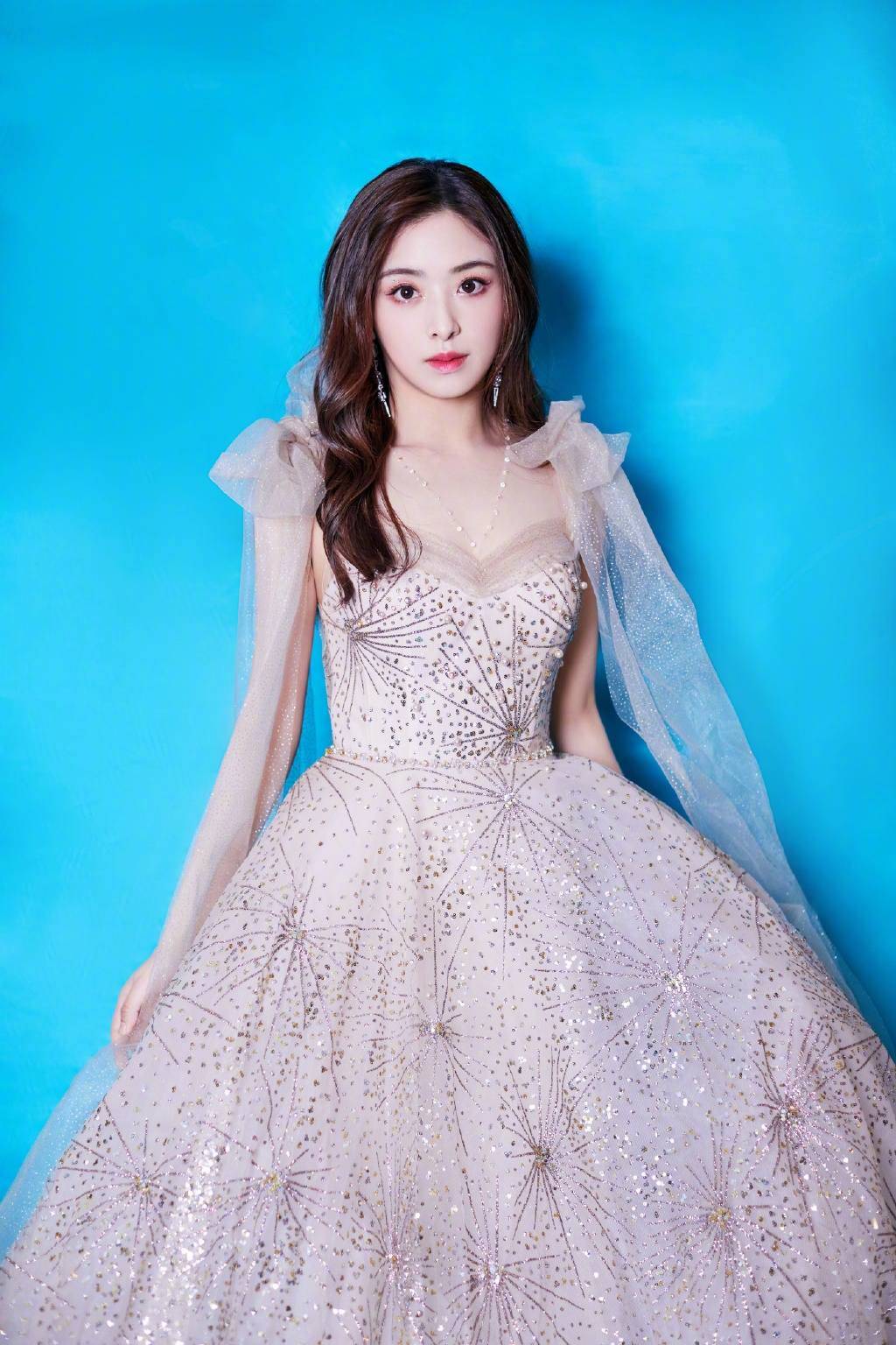 张含韵央视怼脸拍