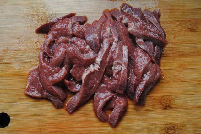 2,猪脾清洗干净,斜刀切成片,用清水清洗一遍血水.