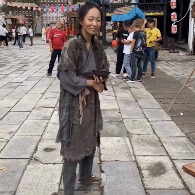 时尚女网红?贝勒爷爆炸头发型神似模特,看到其正脸,网友笑了