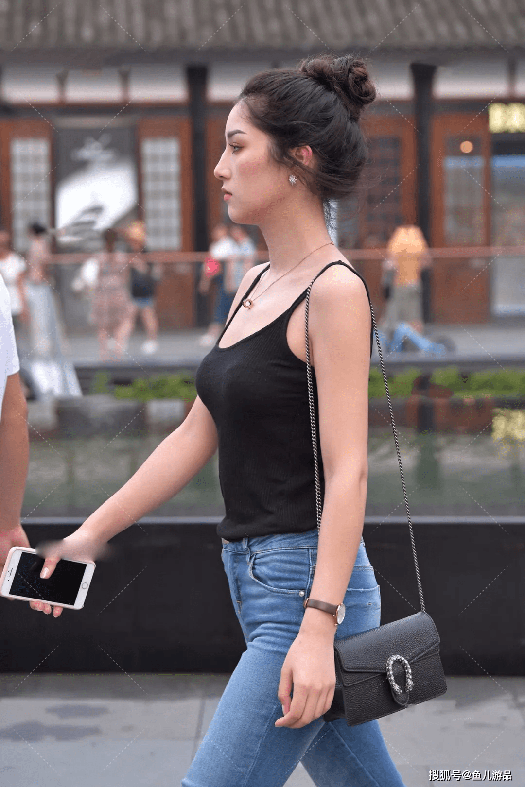 街拍:黑色吊带搭配宽松喇叭裤,背面镂空成亮点,搭配简单也很美