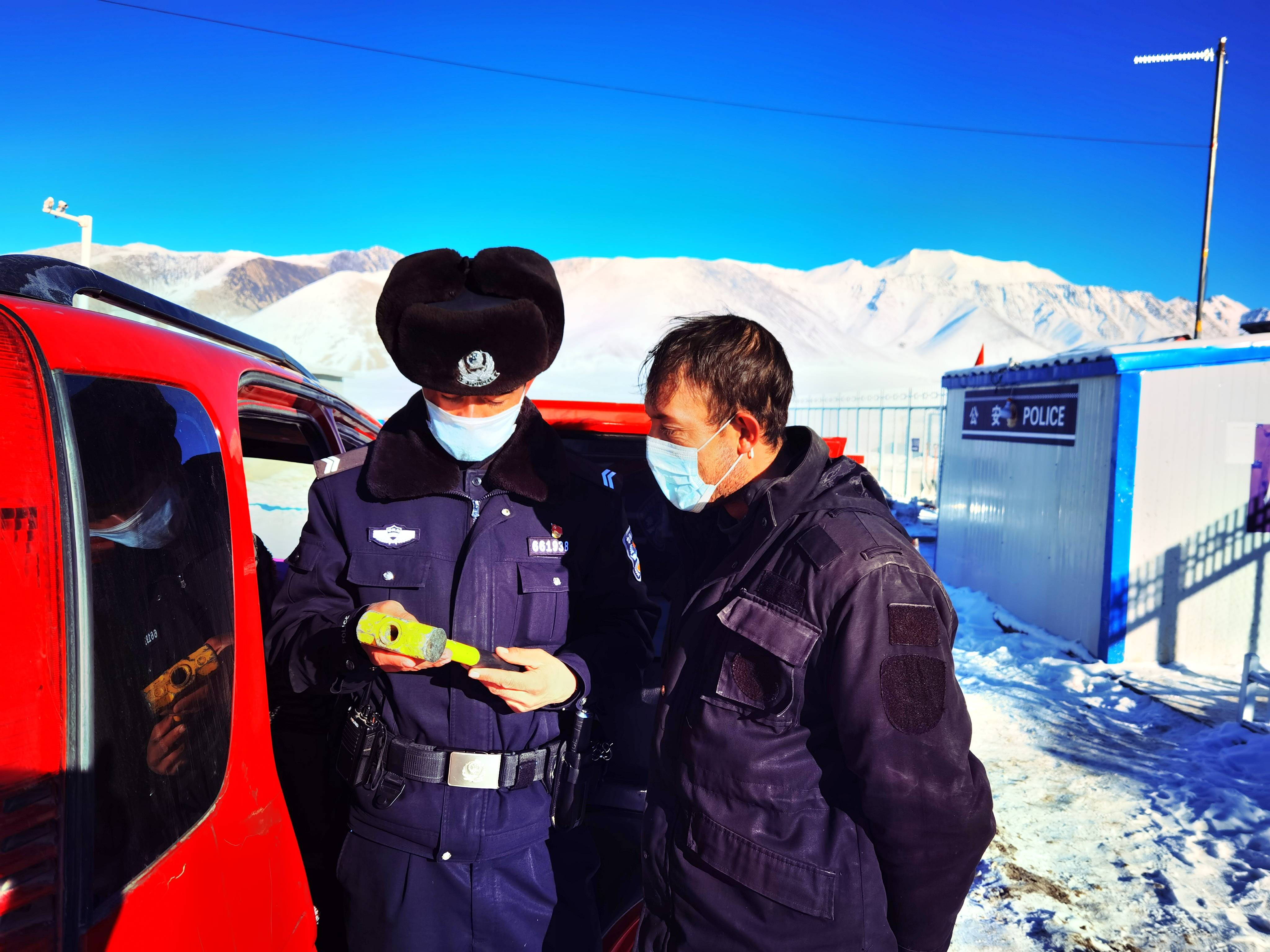 12月31日,零下20℃低温环境下,新疆喀什红其拉甫边境派出所开展2020年