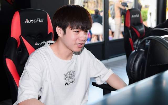 letme谈年度颁奖环节:兮夜挺难受的,每年都是陪跑角色!_姿态