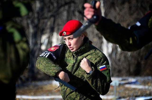 俄罗斯的宪兵部队的女兵,也是美丽而又健壮,红色贝雷帽,右臂的袖箍,手
