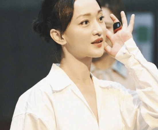 24年前赵丽蓉的春晚小品谁注意到端酒的小丫头后来爆红成一线