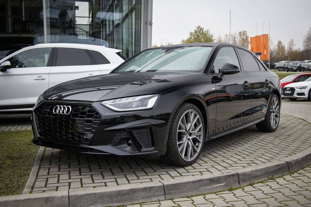 新款奥迪a4运动版亮相加速不输宝马3系标配20t四驱