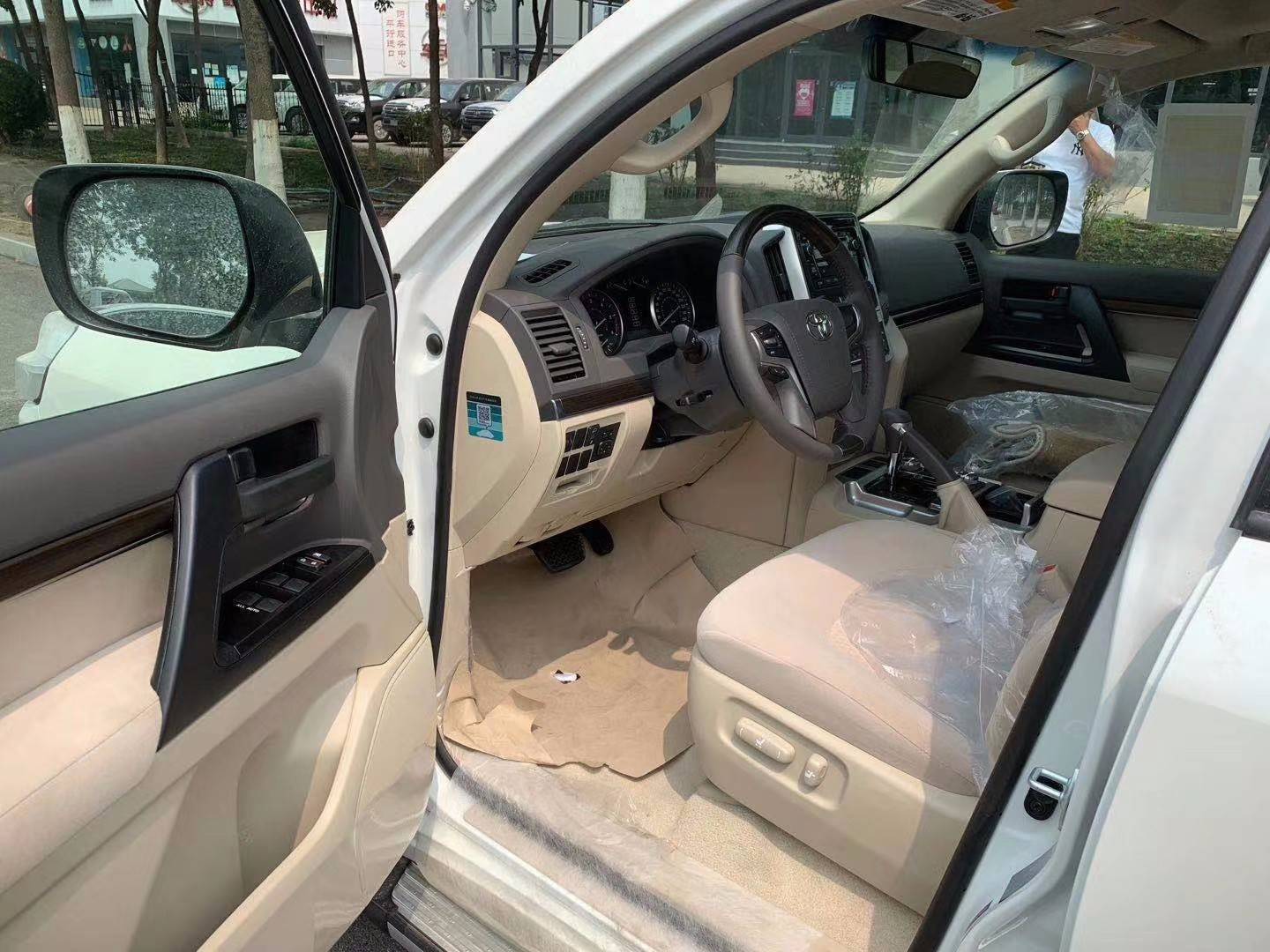 柴油丰田兰德酷路泽4500中东版内饰也很具风采,集结了多数驾驶乐趣的