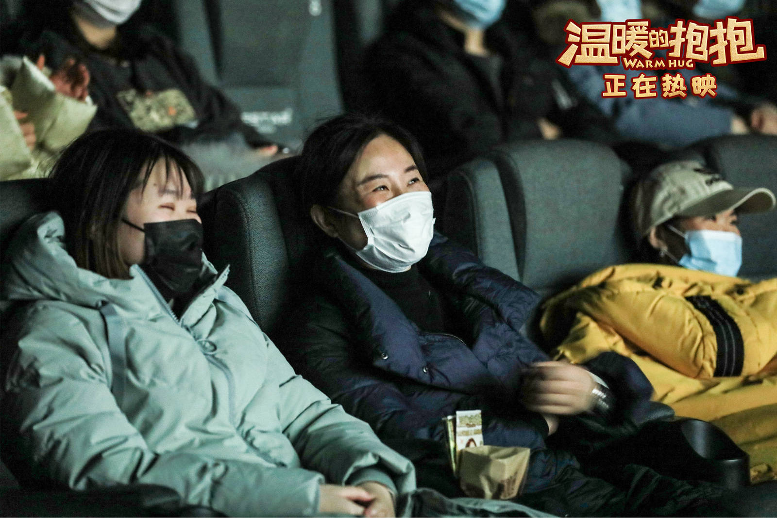 温暖的抱抱上映两天票房破35亿上海路演常远骑小摩托搭李沁送好运