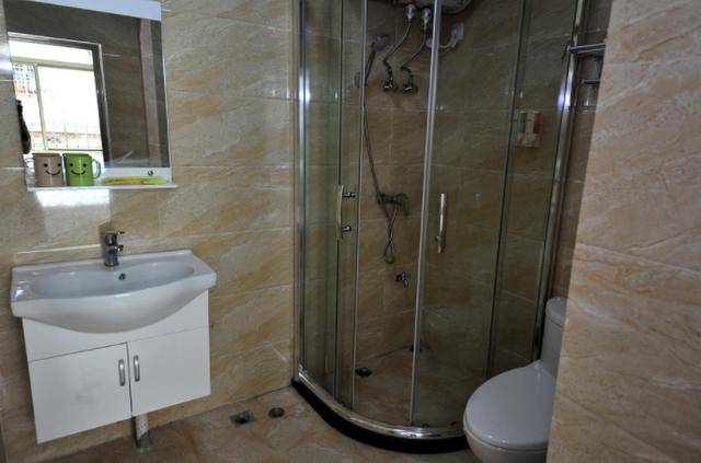 为何酒店的浴室都装“透明玻璃”？得知原因后，网友：很贴心