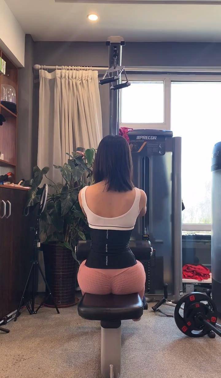 原创居家也能练翘臀啦跟我学这三个动作让你拥有令人羡慕的翘臀