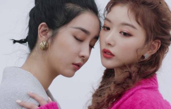 孔雪儿赵小棠闯入镜头,摄影师没来得及开美颜,这是女团真实腿型?