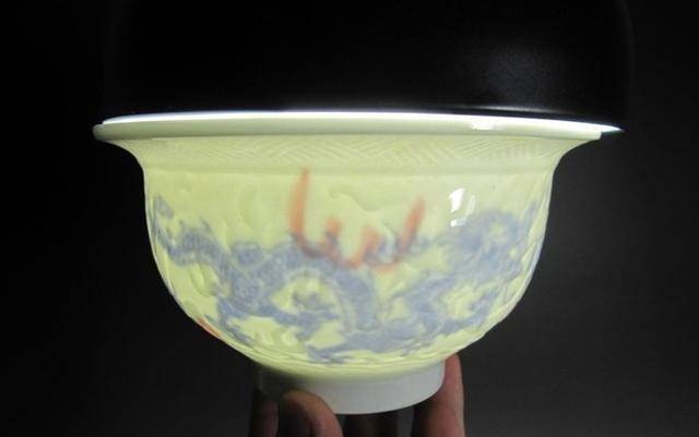 内府款暗花龙凤纹瓷器图片及鉴定方法