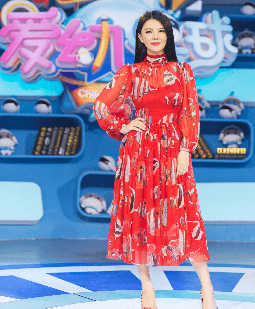 原创李湘的造型真喜庆一件红色蕾丝上衣搭配半身裙看上去十分高级