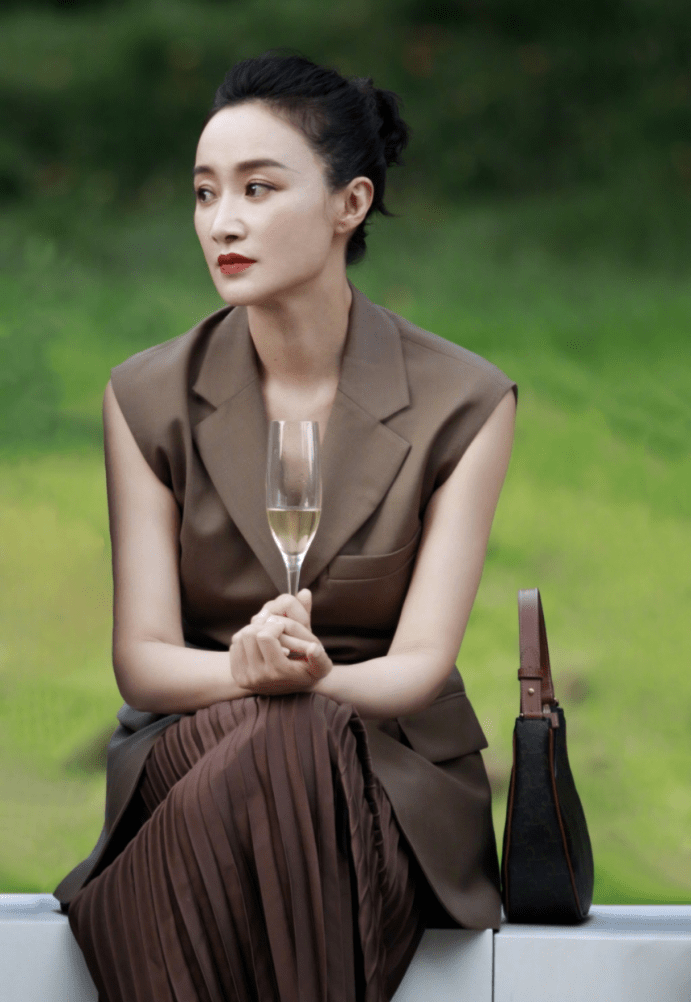 赵子琪这妆容有点妖,一身绿装却显贵气,就是看着不太年轻