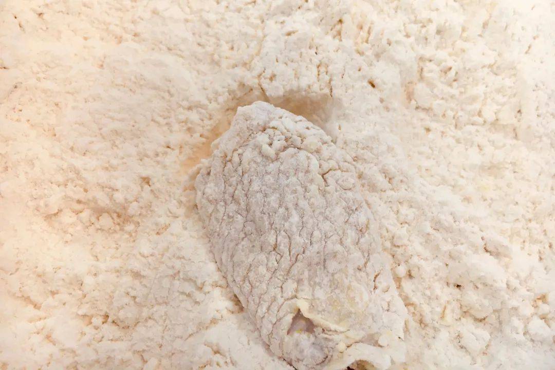 炸鸡如何做出鳞状外皮炸鸡怎么裹粉才更好吃