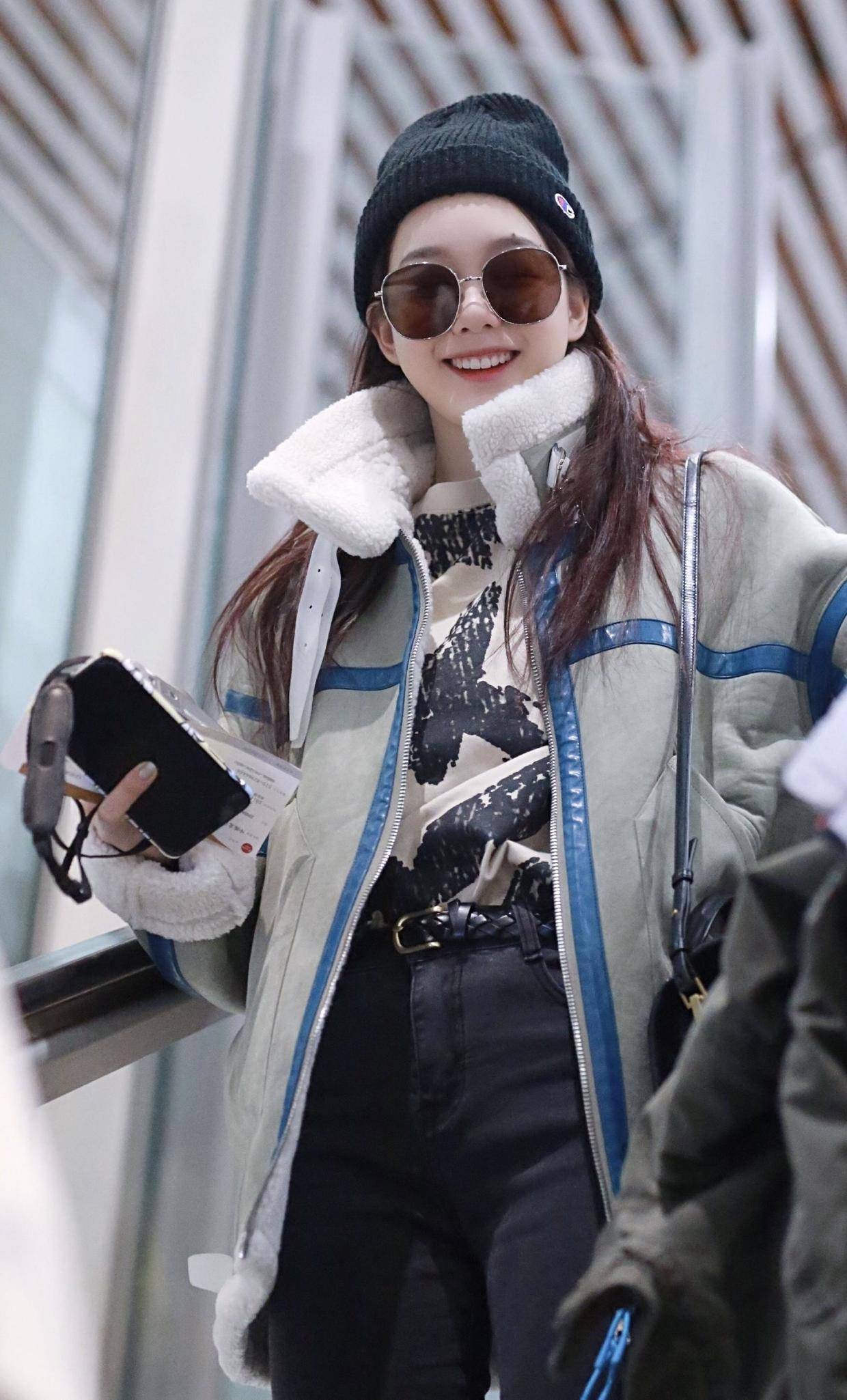 方媛很有"阔太"气质范,穿羊羔毛大衣搭配阔腿裤,高级又时髦_进行