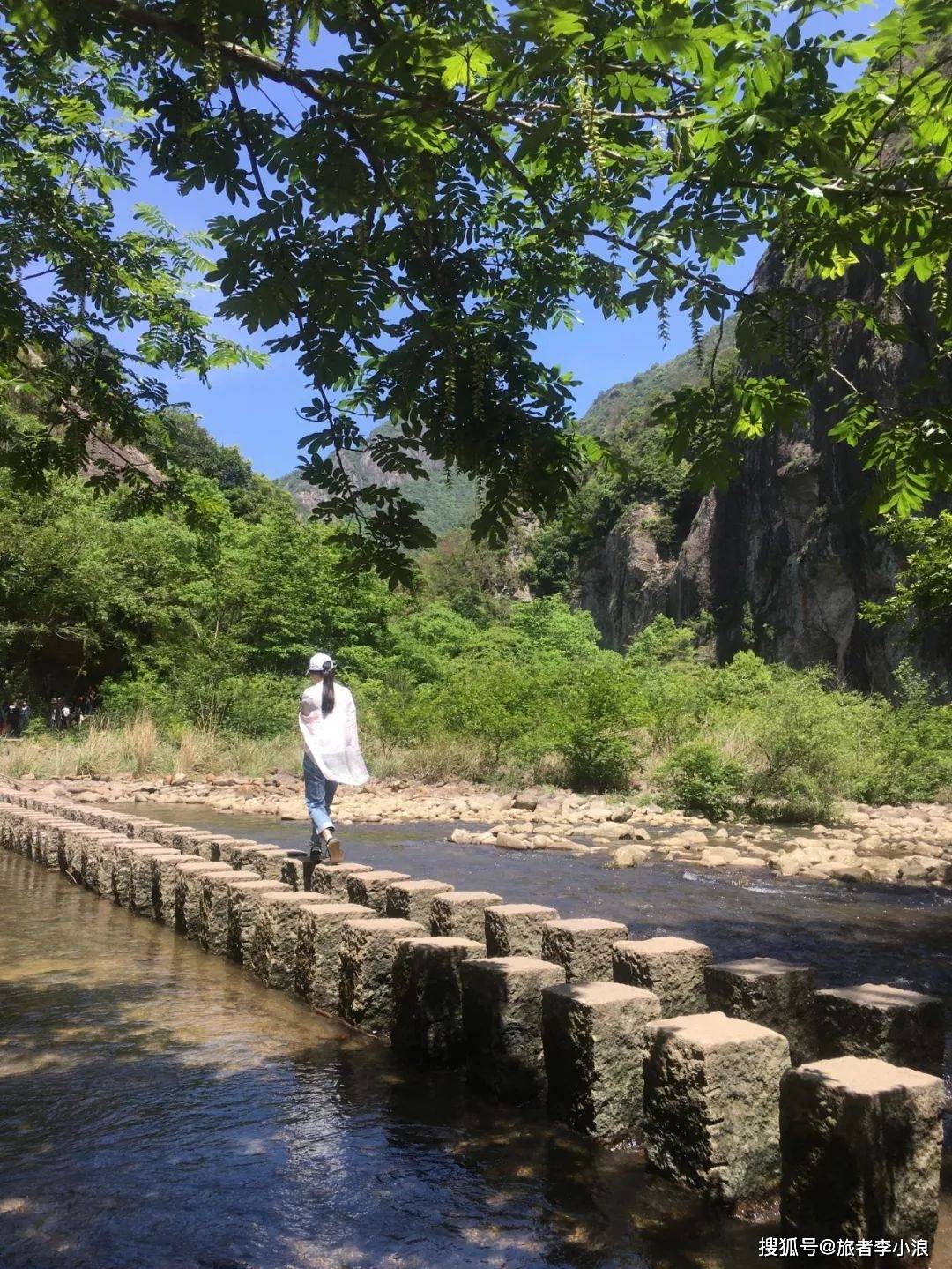 又是一排石墩,這裡石墩過河的地方還真多.